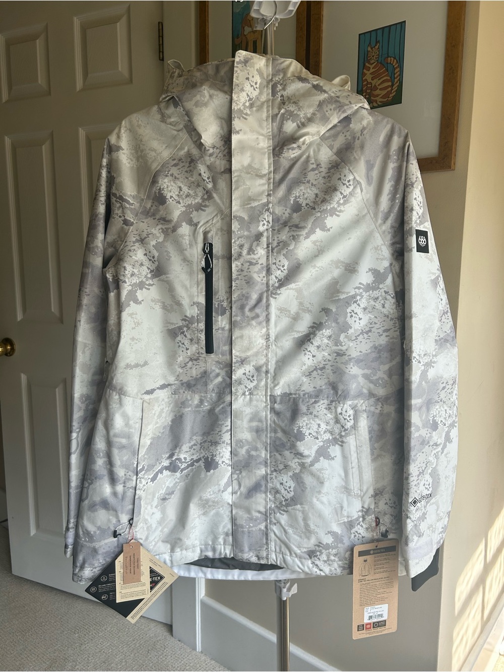 Fabulous NEW 686 Women’s White & Gray Camouflage Ski Jacket with Hood. Small NWT